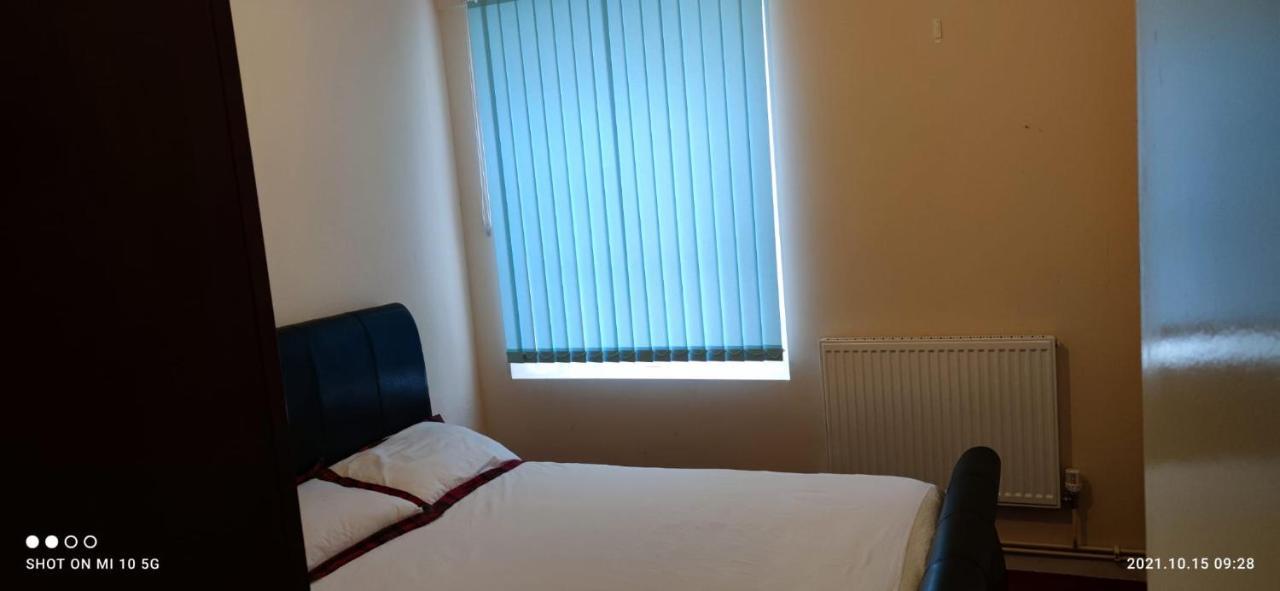 Nice Double Bedroom At Streatham Place 런던 외부 사진